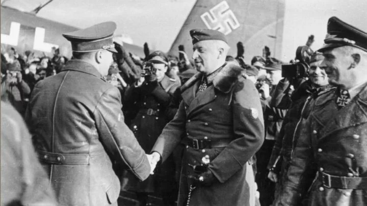 Za přísných bezpečnostních opatření navštívil Hitler 10. března 1943 velitelství Skupiny armád Jih v Záporoží. Na polním letišti jej vítá polní maršál Erich von Manstein, vpravo přihlížejí Hans Baur a polní maršál Wolfram von Richthofen