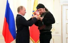 Šéf gangu Noční vlci Alexandr Zaldostanov přebírá vyznamenání z rukou ruského diktátora Putina