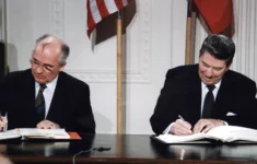 Michail Gorbačov a Ronald Reagan na konci studené války.