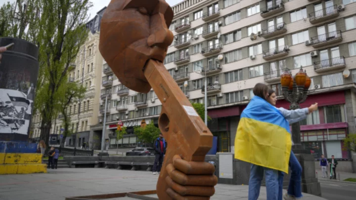 Putinova socha na jedné z hlavních ulic v centru ukrajinského Kyjeva