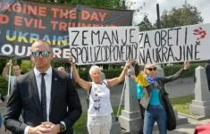Na pietní akci ukrajinského velvyslanectví k 77. výročí konce 2. světové války protestovali lidé proti prezidentovi Zemanovi