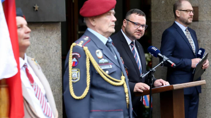 Generální ředitel ČRo René Zavoral při projevu, v popředí v červeném baretu stojící M. Semorád.