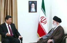 Generálních tajemník čínských komunistů Si Ťin-pchinga na návštěvě u íránského vůdce Alího Chameneího v Teheránu (2016)