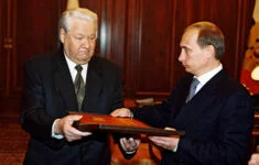Boris Jelcin předává v Kremlu prezidentské pravomoci Vladimiru Putinovi (31. 12. 1999)