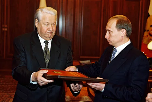 Boris Jelcin předává v Kremlu prezidentské pravomoci Vladimiru Putinovi (31. 12. 1999)