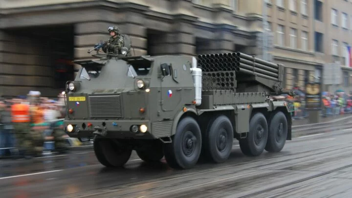 Raketomet RM-70 české armády na přehlídce v Praze v roce 2008.