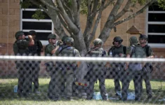 Střelbu na texaské škole nepřežilo 14 dětí a jeden učitel