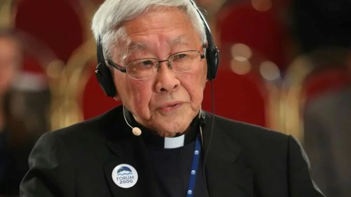 Hongkongský kardinál Joseph Zen, který v roce 2019 navštívil Prahu, čelí perzekuci ze strany čínské policie
