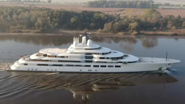 Luxusní jachta Šacherezada, o které se soudí, že patří Vladimiru Putinovi.