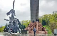 Demontáž sovětského památníku ruských a ukrajinských dělníků v Kyjevě z roku 1982 (26. 4. 2022)