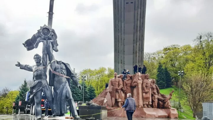 Demontáž sovětského památníku ruských a ukrajinských dělníků v Kyjevě z roku 1982 (26. 4. 2022)
