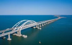 Krymský most spojuje ruský Krasnodarský kraj s ukrajinským poloostrovem, který Moskva anektovala v rozporu s mezinárodním právem v roce 2014. 