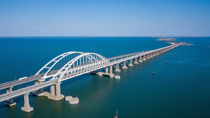 Krymský most spojuje ruský Krasnodarský kraj s ukrajinským poloostrovem, který Moskva anektovala v rozporu s mezinárodním právem v roce 2014. 