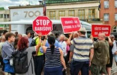 Kritici Andreje Babiše při jeho zastavení ve Zlíně