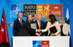 Turecko, Finsko a Švédsko podepsaly v červnu 2022 dohodu, která otevřela cestu k členství Finska a Švédska v NATO.