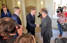 Premiér Petr Fiala (ODS) uvedl do funkce nového ministra školství Vladimíra Balaše (STAN)
