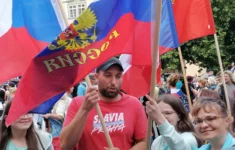Na demonstraci proti vládě Petra Fialy (ODS) v létě vlály i ruské vlajky