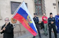 Na demonstraci proti vládě Petra Fialy (ODS) vlály ruské vlajky