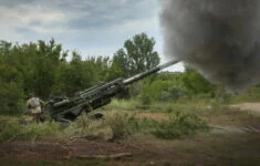 Ukrajinští vojáci střílejí na ruské pozice z houfnice M777 dodané Spojenými státy