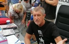 Andrej Babiš (ANO) na mítinku v Čelákovicích hovoří s jedním z kritiků