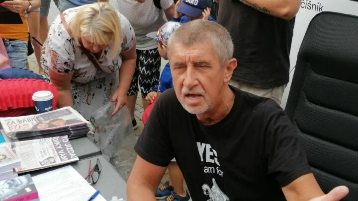 Andrej Babiš (ANO) na mítinku v Čelákovicích hovoří s jedním z kritiků