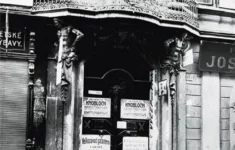 Průchozí dům v Celetné ulici, v němž měl svůj obchod otec Franze Kafky