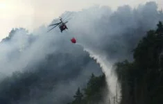 S hašením požáru v Hřensku pomáhly i helikoptéry 