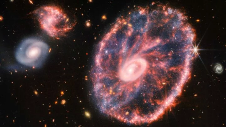 Snímek galaxie Cartwheel  z Webbova teleskopu