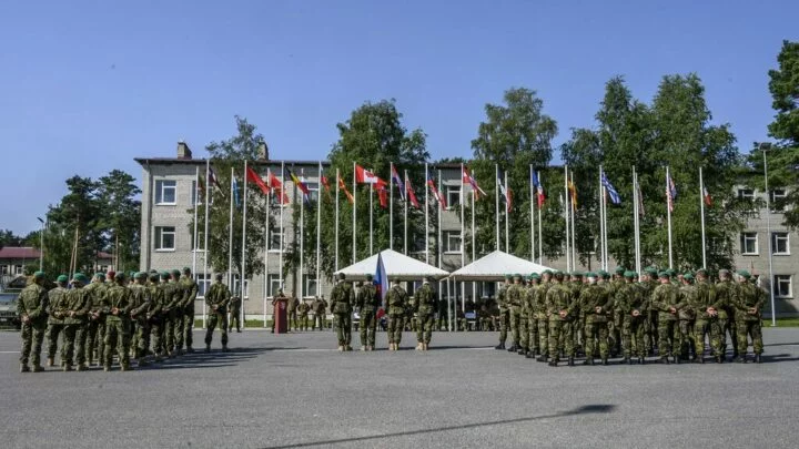 Po šesti měsících v zahraniční operaci alianční předsunuté přítomnosti eFP v Lotyšsku se čeští vojáci opět vystřídali
