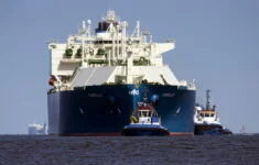 Tanker Isabella přiváží do polského přístavu Štětín-Svinoústí zkapalněný americký plyn (28. 4. 2022)