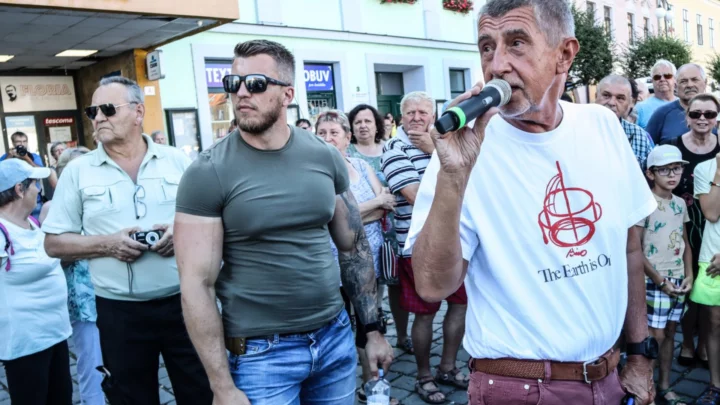 Andrej Babiš (ANO) na mítinku se svou ochrankou