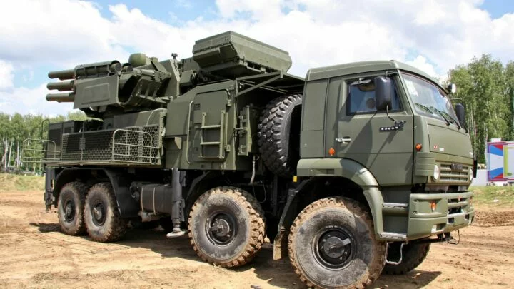 Jednou ze zbraní, které ruští agresoři hromadí v Bělorusku u ukrajinských hranic, je systém S-1 Pancir