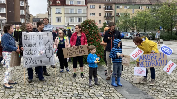 Protestující v Českém Těšíně čekají na příjezd Andreje Babiše (ANO)