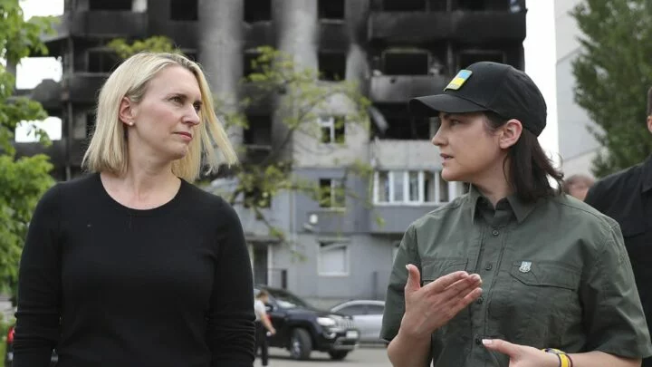 Bridget Brinková (vlevo), americká velvyslankyně na Ukrajině, v červnu 2022 na návštěvě Boroďjanky, kterou zničily ruské útoky.