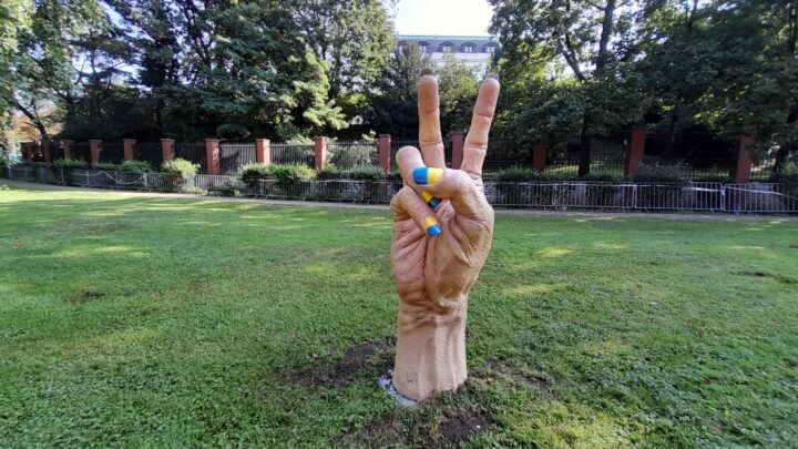 Socha "ukrajinské ruky" před ruskou ambasádou v Praze