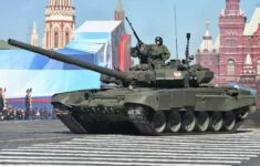 Ruský tank T-90 na přehlídce na Rudém náměstí v Moskvě.