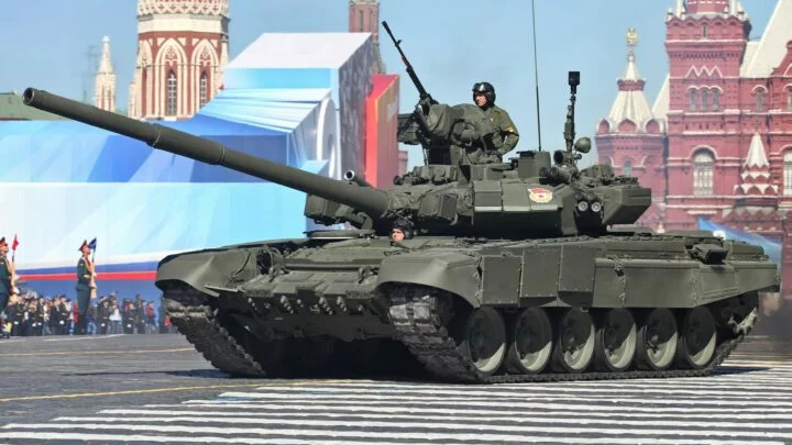 Ruský tank T-90 na přehlídce na Rudém náměstí v Moskvě.