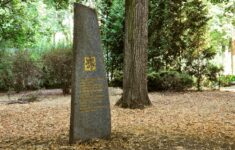Pomník obětem nacismu na Ďáblickém hřbitově