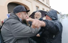 Komunisté v Čelákovicích (uprostřed a vpravo) vyvolávali potyčky, které musela řešit policie.