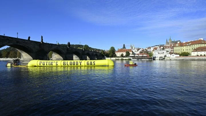 Aktivisté Greenpeace nainstalovali na hladinu řeky Vltavy u Karlova mostu v Praze nafukovací model plynovodu