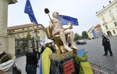 Evropské špičky vítala před Pražským hradem socha Putina na zlaté záchodové míse (říjen 2022)
