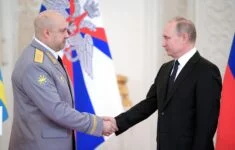 Vladimir Putin a bývalý velitel ruských jednotek nasazených na Ukrajině Sergej Surovikin