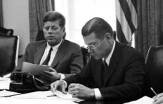 Americký prezident Kennedy a ministr obrany McNamara během karibské krize (1962)