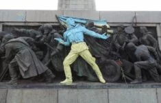 Památník Rudé armády v Sofii – umělecká intervence z roku 2014 s názvem Sláva Ukrajině