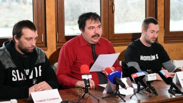 Zleva Tomáš Čermák, advokát Norbert Naxera a Patrik Tušl