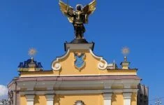 Majdan Nezávislosti v Kyjevě – Ljadská brána se sochou Archanděla Michaela