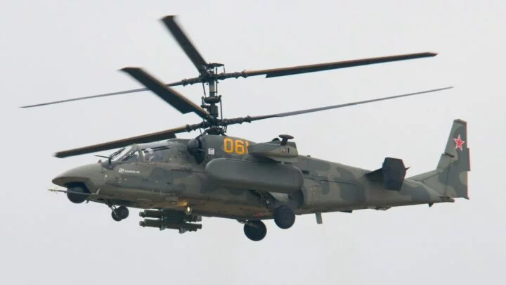 Na základně jsou umístěny i bitevní vrtulníky Kamov Ka-52