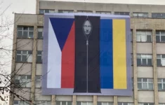 Na budově ministerstva se objevila plachta s Putinem ve vaku na mrtvoly