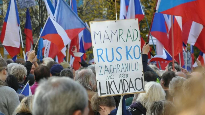 Účastníci protivládní demonstrace zaplnili polovinu Václavského náměstí