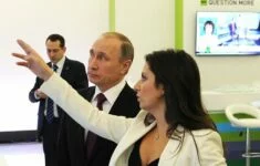 Margarita Simonjanová s Vladimirem Putinem na výstavě, věnované 10. výročí zahájení televizního vysílání Russia Today